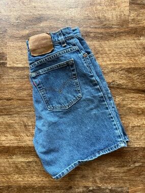 Vintage women’s Levi’s Jean shorts 551 jorts 90s mom shorts size 12